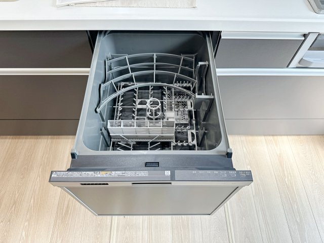 安佐南区長楽寺1丁目 No.3のキッチン|4人から5人分の食器洗浄乾燥機☆
水道代の節約にもなり、家事の時短もできる優れ物です♪
スライド式で上から全体が見えるため食器の出し入れもスムーズです♪