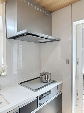 安佐南区長楽寺1丁目 No.3のキッチン|IHクッキングヒーター☆
火が出ないために安全性も高いと考えられます。 さらに、安定した加熱管理制御が容易に行えるため、素材を均一に加熱する料理やスープなどの液体の加熱に適しています♪