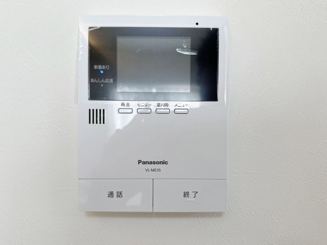 安佐南区長楽寺1丁目 No.3の防犯設備|ドアホン☆
来客があったとき、室内からカメラやマイクを使って相手や用件を確認できます。
相手を事前に確認することができ、訪問販売対策や防犯面でも役に立つアイテムです♪