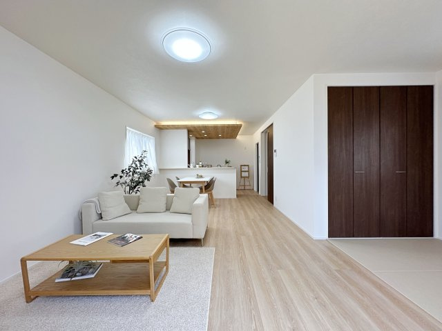 安佐南区長楽寺1丁目 No.3の居間・リビング|17.6帖の広々としたリビング☆
完成済のため365日ご案内可能♪
「今日見たい」にも対応します！