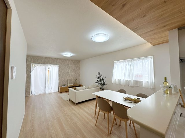 安佐南区長楽寺1丁目 No.3の居間・リビング|17.6帖の広々としたリビング☆
キッチンからはリビング全体を見渡すことができます♪