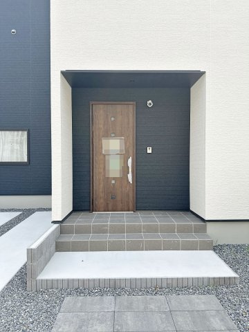 安佐南区長楽寺1丁目 No.3の玄関|防犯カメラ付き玄関ポーチ☆
屋根も付いており、雨が降っても濡れる心配はありません♪