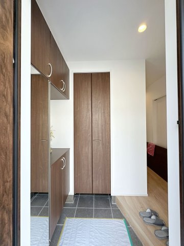 安佐南区長楽寺1丁目 No.3の玄関|玄関ホール☆
姿見付きシューズボックスは大容量の為、靴もたくさん収納が可能です♪