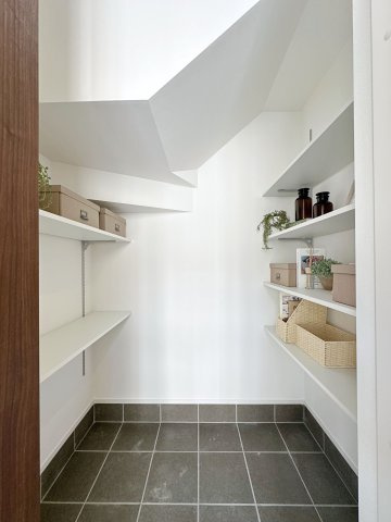 安佐南区長楽寺1丁目 No.3の収納|シューズインクローク☆
可動棚で好きな高さに調整可能！靴だけでなく外で使う用具やお子様のおもちゃなども帰ってきてそのまま収納することができます♪