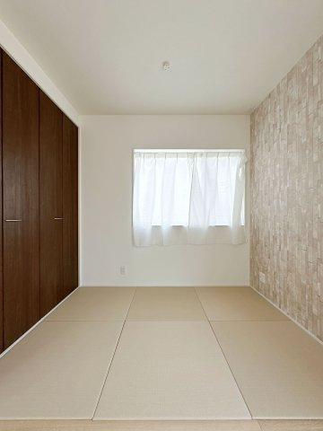 安佐南区長楽寺1丁目 No.3の和室|リビングに併設された3帖の和室☆
リビングに併設されているので来客用の寝室やお子様の遊び場に最適です♪