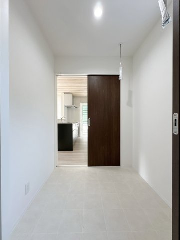 安佐南区長楽寺1丁目 No.4の洗面所|1階ランドリールーム☆
洗濯機のすぐ横のスペースで洗濯物も簡単に干すことができます♪
収納スペースとしても大活躍です♪