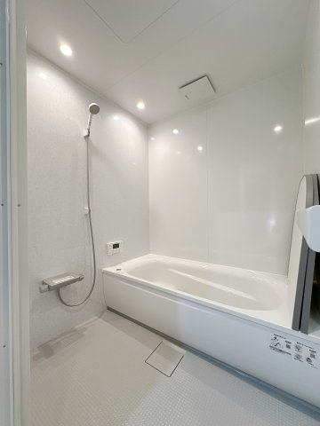 安佐南区長楽寺1丁目 No.4の浴室|1坪タイプの浴室☆
ユニットバスは、気密性にも優れています。そのため、冬場でもお湯が冷めにくく、暖かい空間を維持することができます。