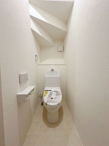 安佐南区長楽寺1丁目 No.4のトイレ|1階ウォシュレットトイレ☆
1階、2階にウォシュレットトイレがついています♪