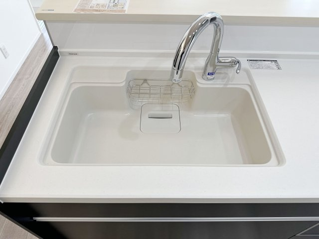 安佐南区長楽寺1丁目 No.4のキッチン|浄水機能付き水栓に人造大理石シンク☆
人造大理石のためシンクに水垢や汚れが付きにくく、いつも綺麗なキッチンになります♪
更にタッチレス水栓で洗い物もはかどります♪