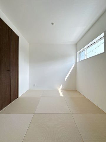 安佐南区長楽寺1丁目 No.4の和室|リビングに併設された4.5帖の和室☆
リビングに併設されているので来客用の寝室やお子様の遊び場に最適です♪