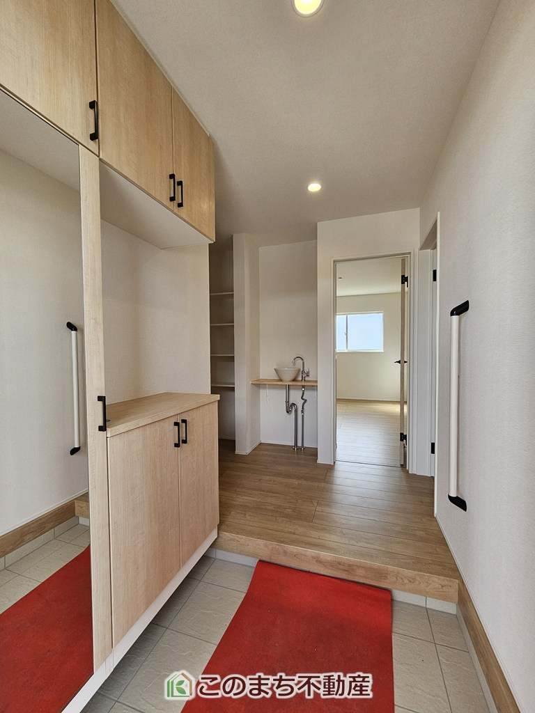 リナージュ那須塩原市下永田5丁目24-1期の玄関|広々とした玄関スペース♪たくさんの靴を収納できる下駄箱もございます。