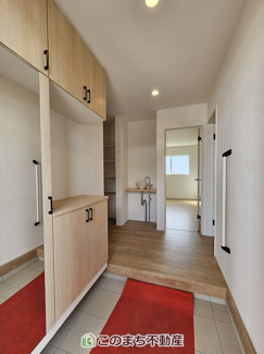 【玄関】 | リナージュ那須塩原市下永田5丁目24-1期　12号棟 | 広々とした玄関スペース♪たくさんの靴を収納できる下駄箱もございます。