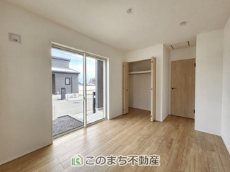 【洋室】 | リナージュ那須塩原市下永田5丁目24-1期　12号棟 | 柔らかい陽光が差し込む明るいお部屋を演出する設計。彩光の取れる窓が気持ちの良いお部屋を創り上げます。