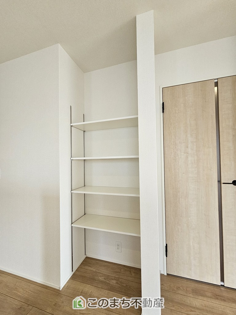 リナージュ那須塩原市下永田5丁目24-1期の内装|キッチンにはパントリー収納がございます♪