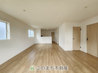 【居間・リビング】 | リナージュ那須塩原市下永田5丁目24-1期　12号棟 | 開放感のある広々としたリビング☆家族みんなでゆったりくつろげます♪
南側から暖かな日差しが差し込みます♪キッチンからリビングの様子がよく見渡せます☆