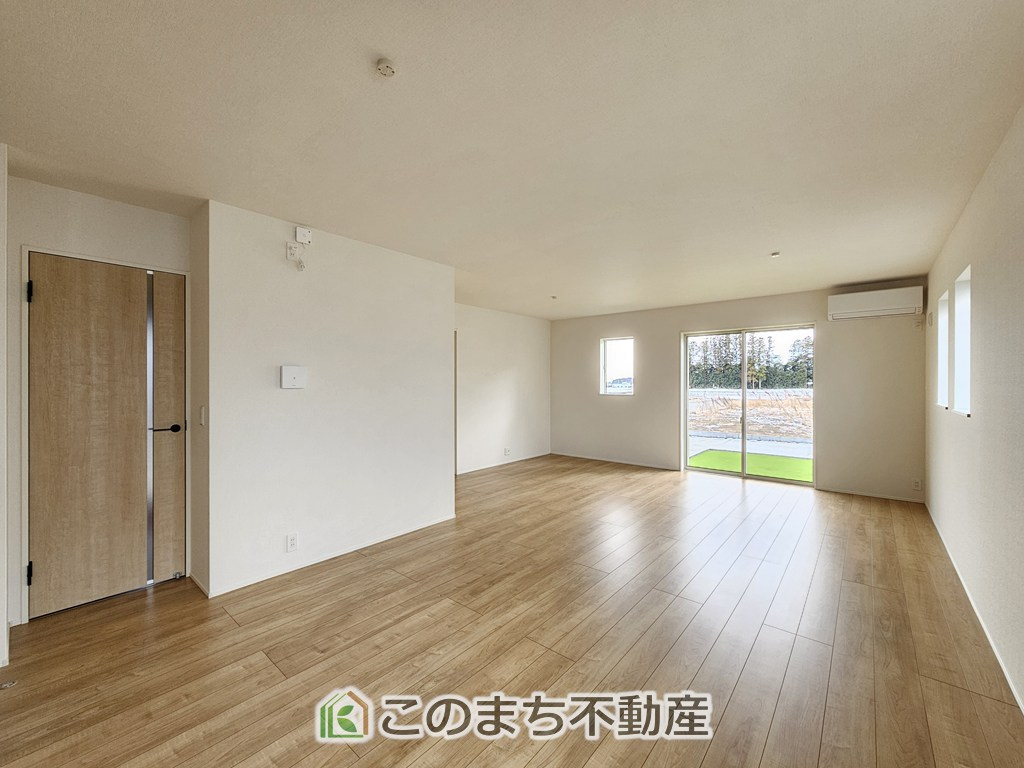 リナージュ那須塩原市下永田5丁目24-1期の居間・リビング|ＬＤＫは明るく日中電気をつけなくても生活出来るエコ住宅！！