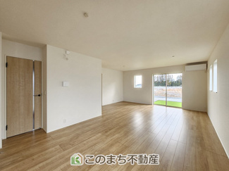 【居間・リビング】 | リナージュ那須塩原市下永田5丁目24-1期　12号棟 | ＬＤＫは明るく日中電気をつけなくても生活出来るエコ住宅！！