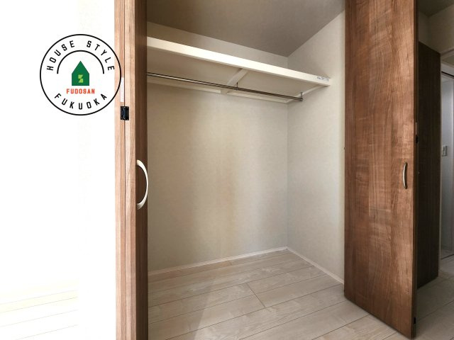 福岡市西区小戸3丁目第1-3棟（3号棟）　の内観：施工例|洋服や大きな荷物が多い方や人数の多いご家族などは、一般的なクローゼットよりもウォークインクローゼットのほうが使い勝手が良いです。