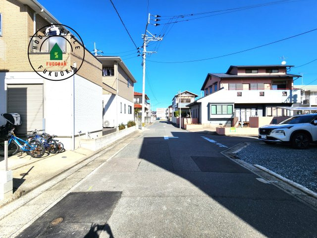 福岡市西区小戸3丁目第1-3棟（3号棟）　の前面道路含む現地写真|前面道路は閑静な住宅地をはしる車通りの少ない道路。お車の出し入れが苦手なママや小さなお子様にも安心ですね。しっかり舗装もされているので、ベビーカーや自転車で通っても快適に通行できます。