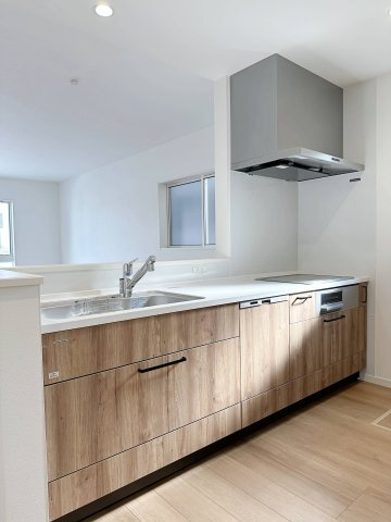 西区田方２丁目No.2のキッチン|人造大理石天板使用のシステムキッチン☆
人造大理石天板は水垢が付きにくく汚れが落ちやすいのでお手入れも楽ちんです♪