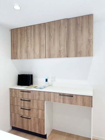 西区田方２丁目No.2の収納|収納力のある大型カップボード☆
備え付けで耐震性が高く、地震の際の中身落下防止機能があります♪
また、パントリーもあるためキッチン周りをすっきりと片付けることができます☆