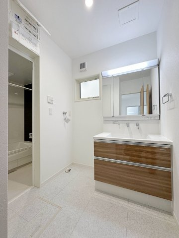 西区田方２丁目No.2の洗面所|シャワー付き洗面化粧台☆
洗面台にシャワー機能が付いたもので、シャンプーなども行える多機能洗面台です。また、顔や手を洗うためだけではなく、シャワー付き洗面台を使えば手洗い洗濯などでも利用でき