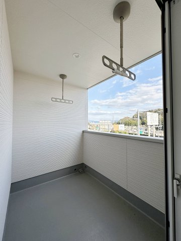 西区田方２丁目No.2のバルコニー|ルーフインナーバルコニー☆
しっかりと屋根があるので急なお天気の変化も安心です♪