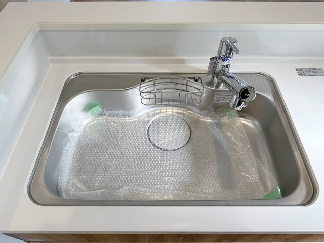 西区田方２丁目No.2のキッチン|浄水機能付きステンレスシンク☆
ステンレスシンクは傷や汚れに強く、お手入れも簡単で使いやすいです♪
さらにワンタッチで浄水に切り替えができる為とても便利です！