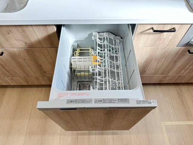 西区田方２丁目No.2のキッチン|4人から5人分の食器洗浄乾燥機☆
水道代の節約にもなり、家事の時短もできる優れ物です♪
スライド式で上から全体が見えるため食器の出し入れもスムーズです♪