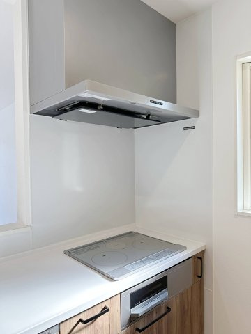 西区田方２丁目No.2のキッチン|IHクッキングヒーター☆
火が出ないために安全性も高いと考えられます。 さらに、安定した加熱管理制御が容易に行えるため、素材を均一に加熱する料理やスープなどの液体の加熱に適しています♪