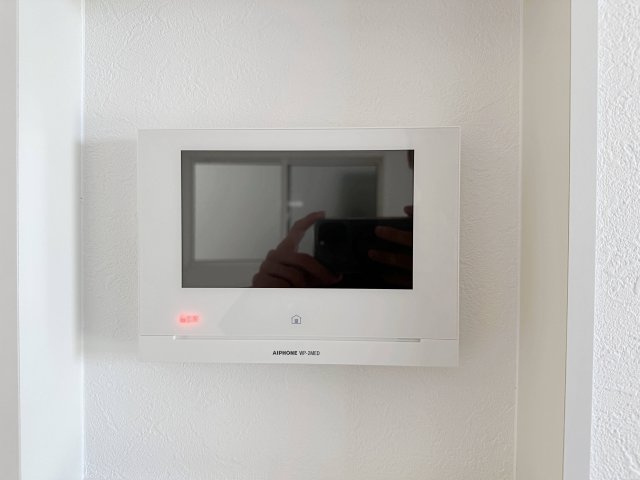 西区田方２丁目No.2の防犯設備|ドアホン☆
来客があったとき、室内からカメラやマイクを使って相手や用件を確認できます。相手を事前に確認することができ、訪問販売対策や防犯面でも役に立つアイテムです♪