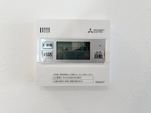 西区田方２丁目No.2の発電・温水設備|給湯器リモコン☆
キッチンからお湯の温度調整やお風呂の操作ができるのでとても便利です♪