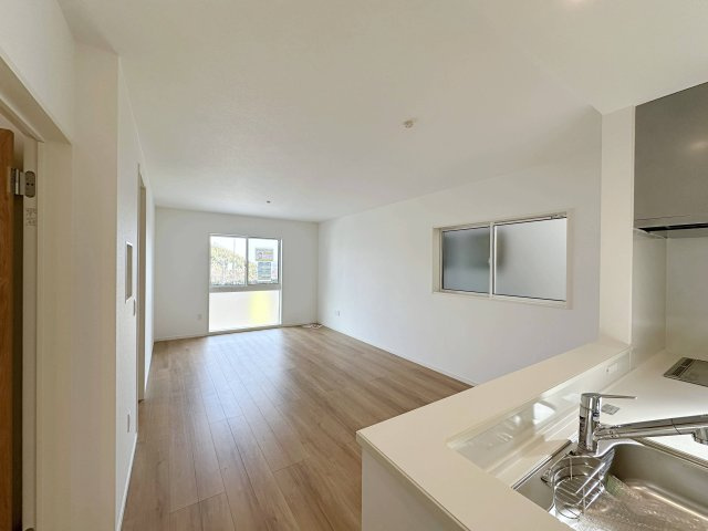 西区田方２丁目No.2の居間・リビング|17.8帖の広々としたリビング☆
キッチンからはリビング全体を見渡すことができます♪