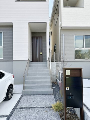 西区田方２丁目No.2の玄関|宅配ボックス付き玄関ポーチ☆
屋根も付いており、雨が降っても濡れる心配はありません♪