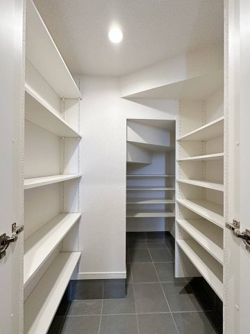 西区田方２丁目No.2の収納|シューズインクローク☆
可動棚で好きな高さに調整可能！靴だけでなく外で使う用具やお子様のおもちゃなども帰ってきてそのまま収納することができます♪