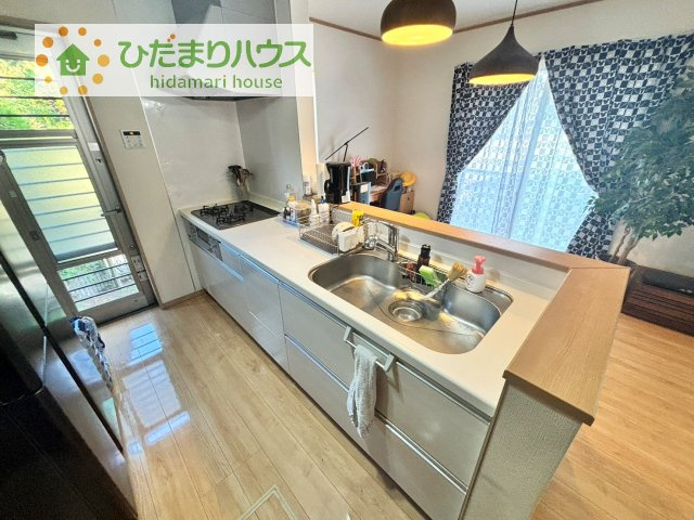 【居間・リビング】 | つくば市学園南1丁目　中古戸建 | 家族だんらんで、笑顔のたえない時間も増えそうな広々としたLDKが魅力です(^^)/窓も多くて明るい空間でくつろげます。