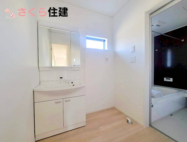 クレイドルガーデン中岡本町第10　１号棟の設備|同社施工物件の写真です。三口コンロは複数の調理ができるので時短になります！							
