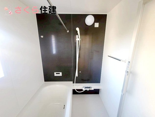 クレイドルガーデン中岡本町第10　１号棟の浴室|雨の日や湿気の多い梅雨時期などに重宝する浴室暖房乾燥機付きです。				