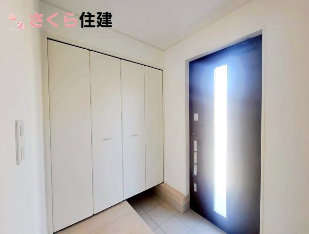 クレイドルガーデン中岡本町第10　１号棟の玄関|家族全員分の靴も収納可能な大容量の玄関収納◎