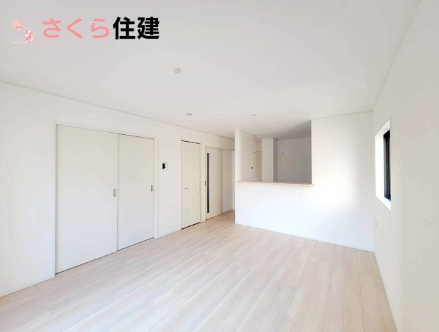 クレイドルガーデン中岡本町第10　１号棟の居間・リビング|白を基調とした明るいリビング