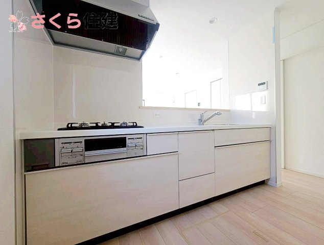 クレイドルガーデン中岡本町第10　１号棟の洗面所|同社施工物件の写真です。３面鏡の裏にはたっぷりと収納スペースを標準装備！							
