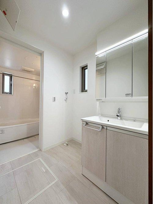 西区観音新町3丁目 No.2の洗面所|シャワー付き洗面化粧台☆
洗面台にシャワー機能が付いたもので、シャンプーなども行える多機能洗面台です。また、顔や手を洗うためだけではなく、シャワー付き洗面台を使えば手洗い洗濯などでも利用できます♪