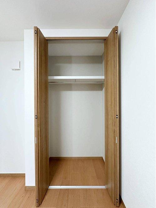 西区観音新町3丁目 No.2の収納|1階5.06帖の洋室のクローゼット☆
