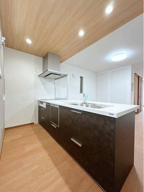 西区観音新町3丁目 No.2のキッチン|人造大理石のオープンキッチン☆
人造大理石は汚れがつきにくくお手入れも簡単です。更に壁をなくすことでよりリビングが開放的になります。