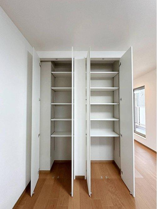 西区観音新町3丁目 No.2の収納|リビング収納☆
可動棚で好きな高さに調整できるためリビングの小物をすっきりと収納することができます。