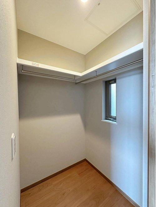 西区観音新町3丁目 No.2の収納|主寝室のウォークインクローゼット☆
WICとは別にもう1つクローゼットがあり、収納には困りません♪