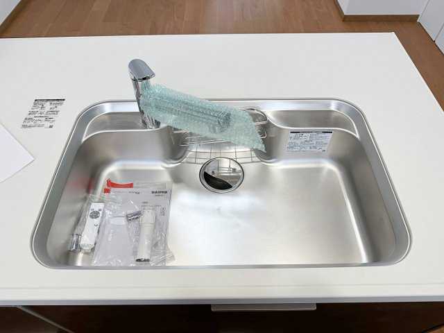 西区観音新町3丁目 No.2のキッチン|浄水機能付きステンレスシンク☆
ステンレスシンクは傷や汚れに強く、お手入れも簡単で使いやすいです♪
さらにワンタッチで浄水に切り替えができる為とても便利です！
