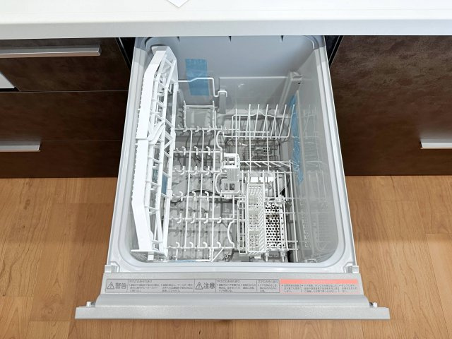 西区観音新町3丁目 No.2のキッチン|4人から5人分の食器洗浄乾燥機☆
水道代の節約にもなり、家事の時短もできる優れ物です♪
スライド式で上から全体が見えるため食器の出し入れもスムーズです♪