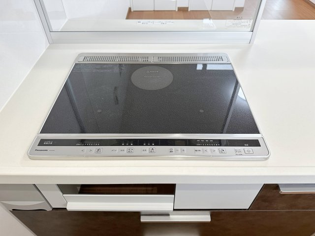 西区観音新町3丁目 No.2のキッチン|IHクッキングヒーター☆
火が出ないために安全性も高いと考えられます。 さらに、安定した加熱管理制御が容易に行えるため、素材を均一に加熱する料理やスープなどの液体の加熱に適しています♪