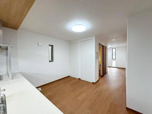 西区観音新町3丁目 No.2の居間・リビング|キッチンからはリビング全体を見渡すことができます。